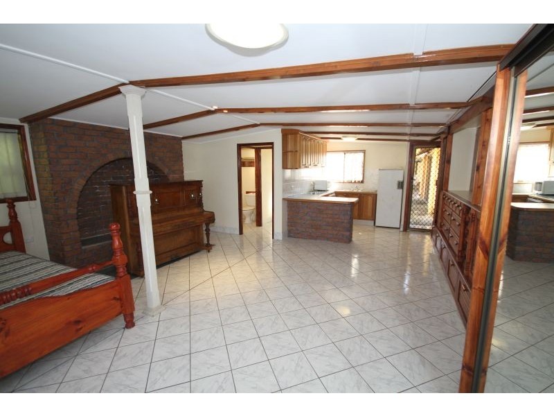 5  Raytor Street (Flat), Mansfield QLD 4122