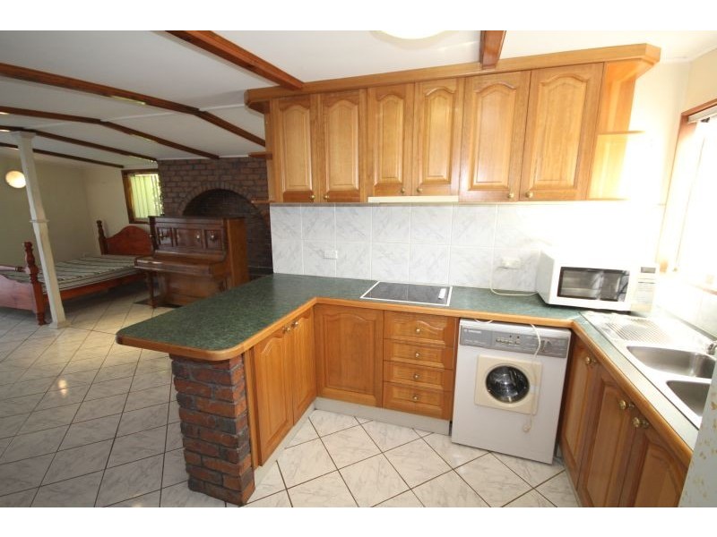 5  Raytor Street (Flat), Mansfield QLD 4122