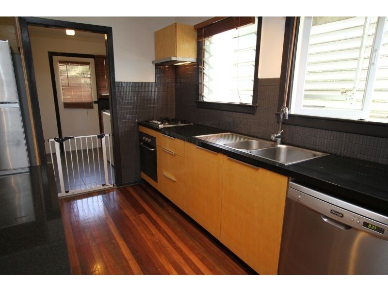 37 Amoria Street, Mansfield QLD 4122