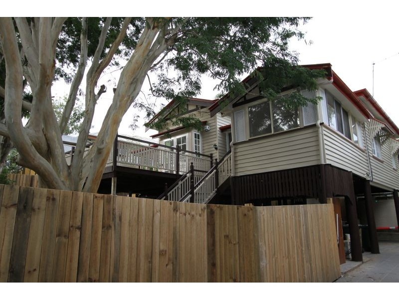 10 Fenton St, Fairfield QLD 4103