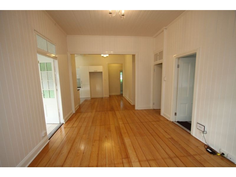 10 Fenton St, Fairfield QLD 4103