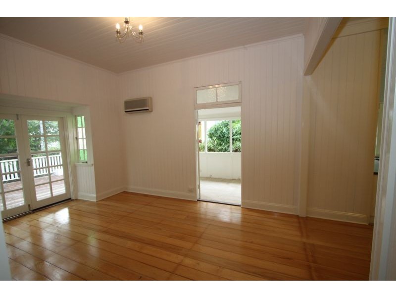 10 Fenton St, Fairfield QLD 4103