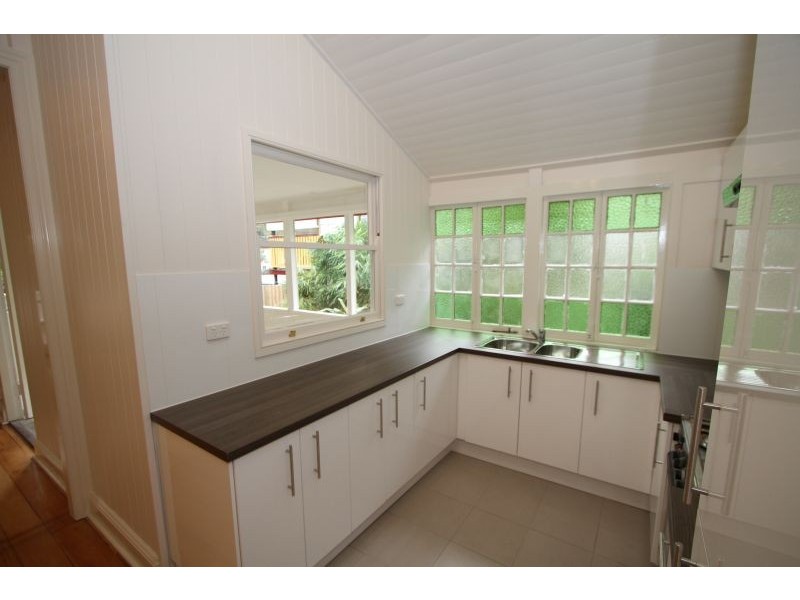 10 Fenton St, Fairfield QLD 4103