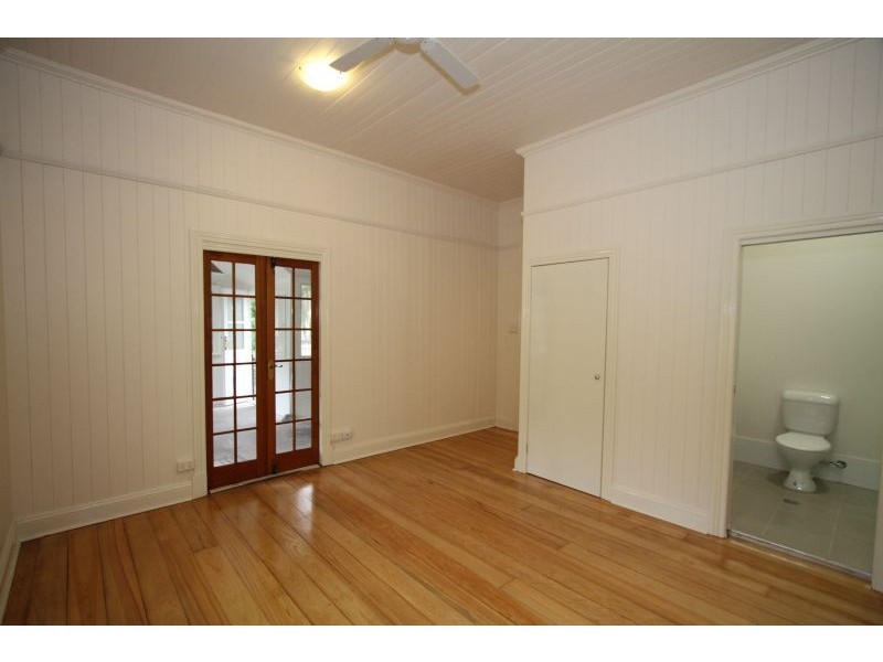 10 Fenton St, Fairfield QLD 4103