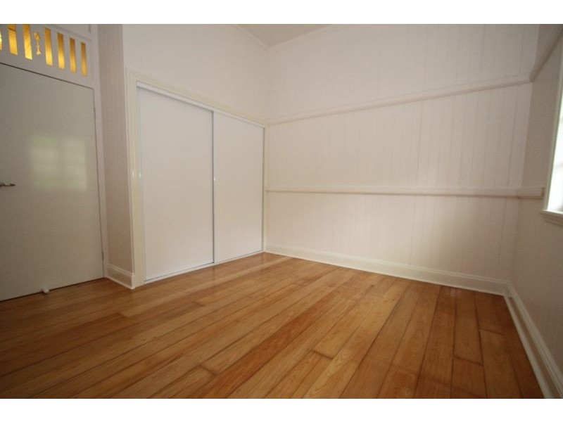 10 Fenton St, Fairfield QLD 4103