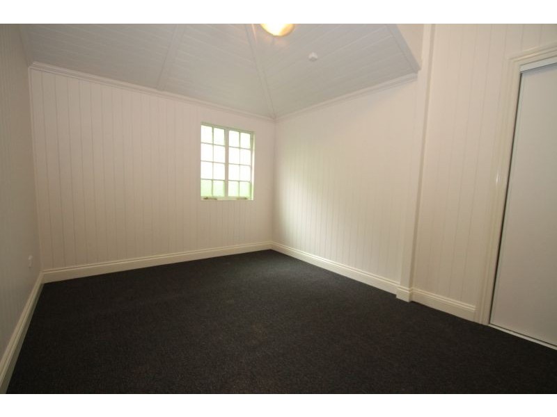 10 Fenton St, Fairfield QLD 4103