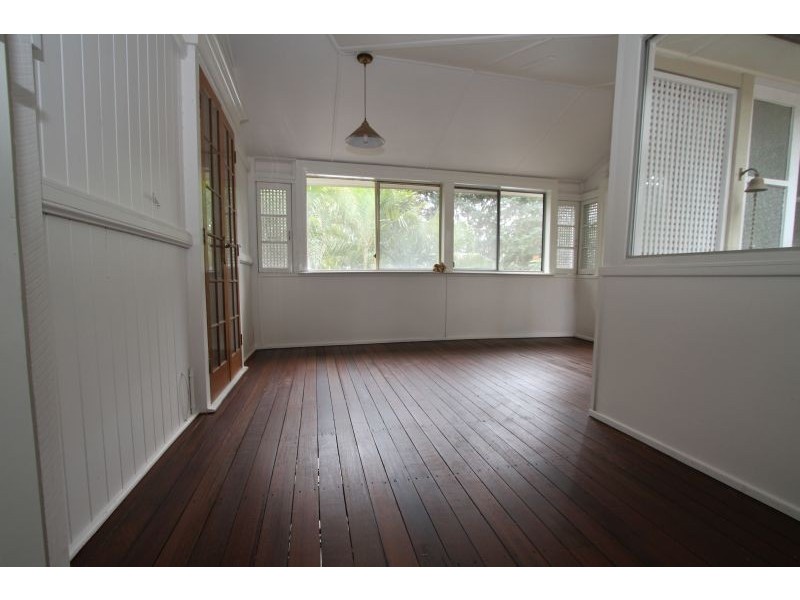 10 Fenton St, Fairfield QLD 4103