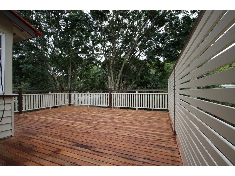 10 Fenton St, Fairfield QLD 4103