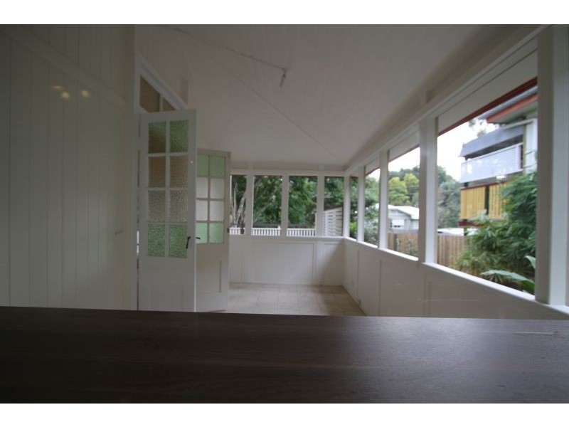 10 Fenton St, Fairfield QLD 4103