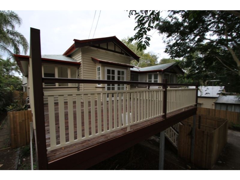 10 Fenton St, Fairfield QLD 4103