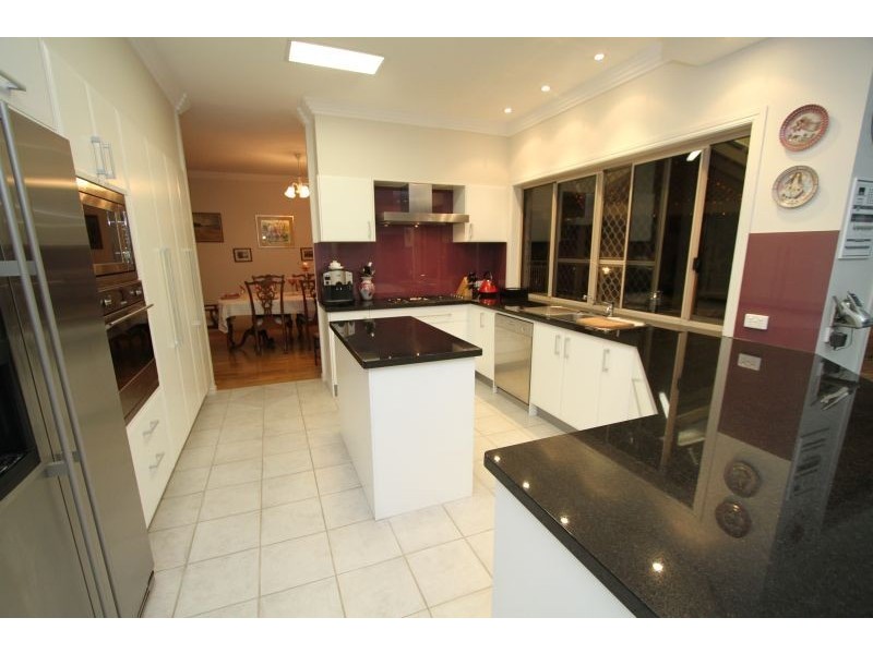 3 Mansfield Place, Mansfield QLD 4122