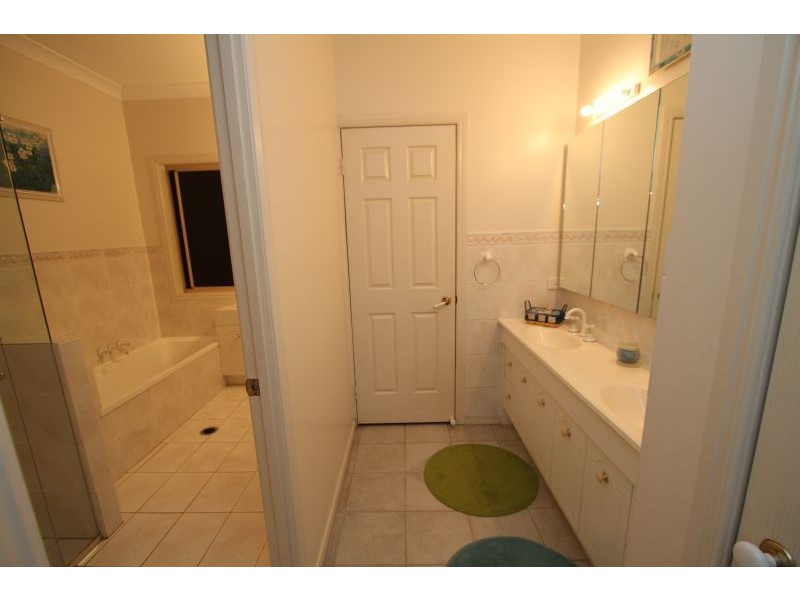 3 Mansfield Place, Mansfield QLD 4122