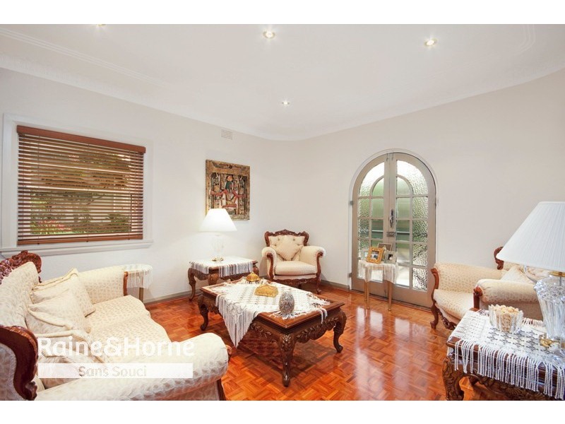 15 Benwerrin Avenue, Carss Park NSW 2221