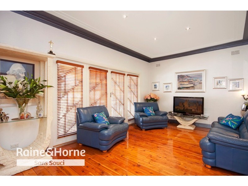 15 Benwerrin Avenue, Carss Park NSW 2221