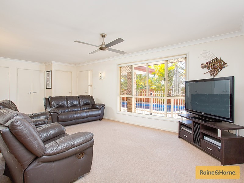 35 Mountain Blue Dr, Kallangur QLD 4503
