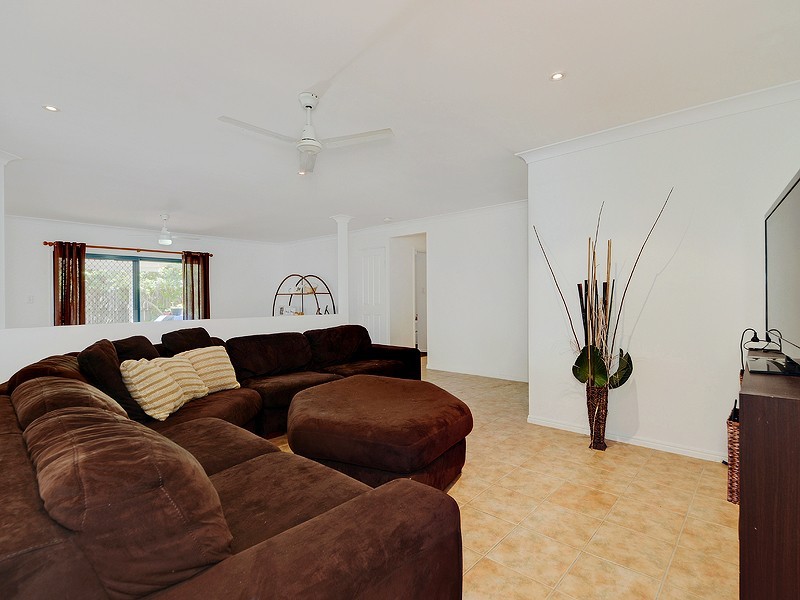 10 Monavale Ct, Sandstone Point QLD 4511