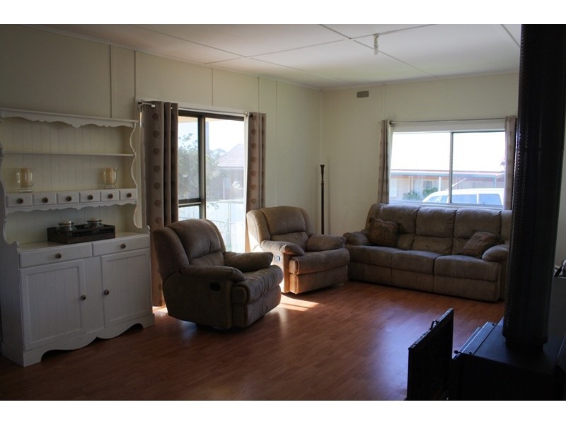 15 Fourth Avenue, Naracoorte SA 5271
