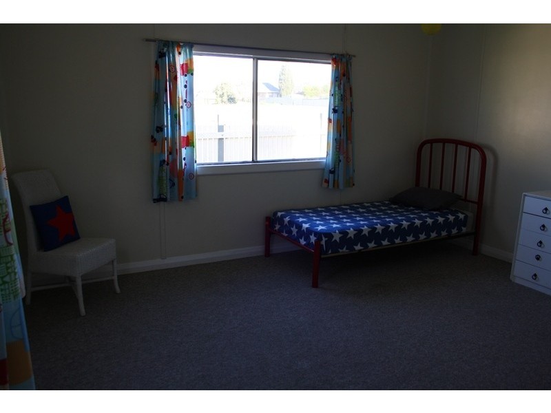 15 Fourth Avenue, Naracoorte SA 5271