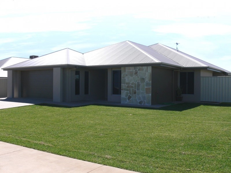 15 Saville street, Emerald QLD 4720