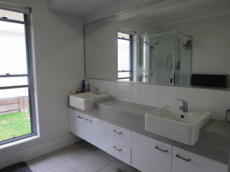 3 Caulfield Pl, Emerald QLD 4720