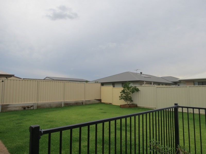 3 Caulfield Pl, Emerald QLD 4720