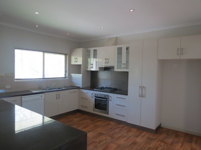 8 Lewis Place, Emerald QLD 4720