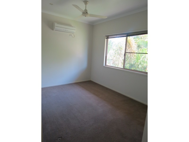 8 Lewis Place, Emerald QLD 4720