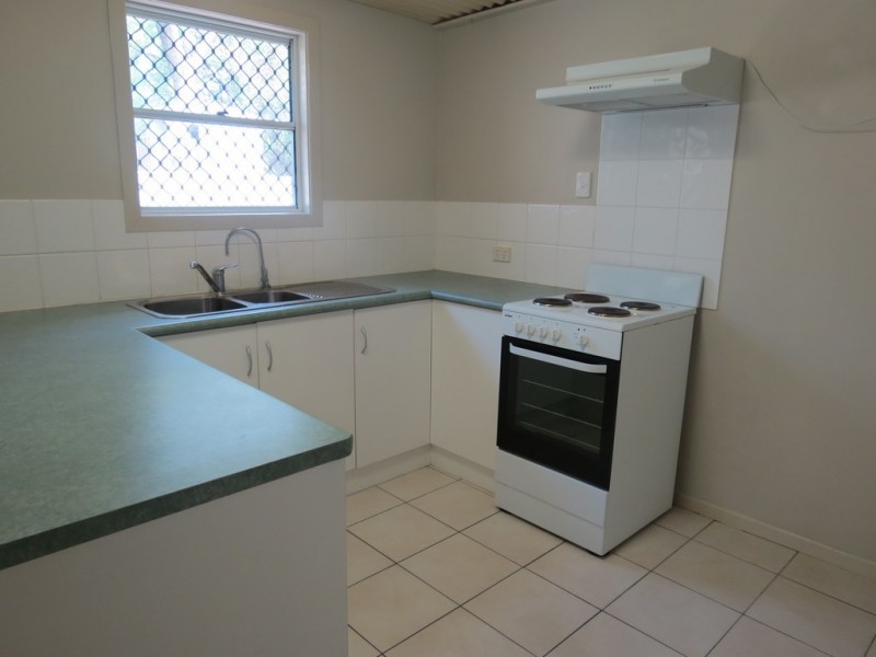 8 Lewis Place, Emerald QLD 4720