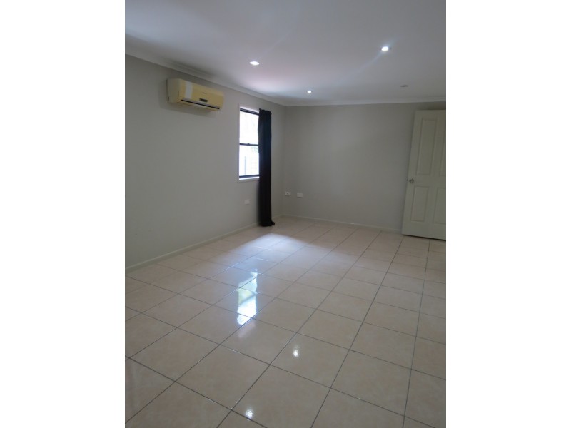 8 Lewis Place, Emerald QLD 4720