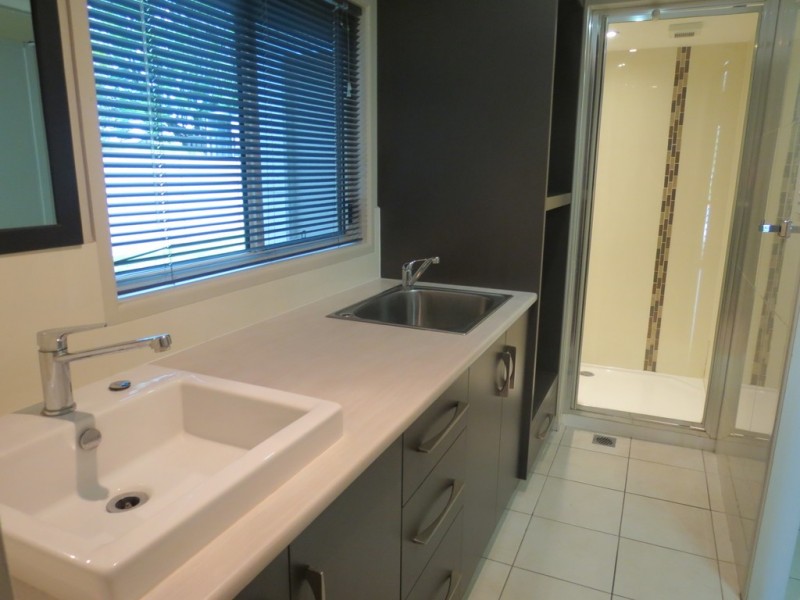 8 Lewis Place, Emerald QLD 4720