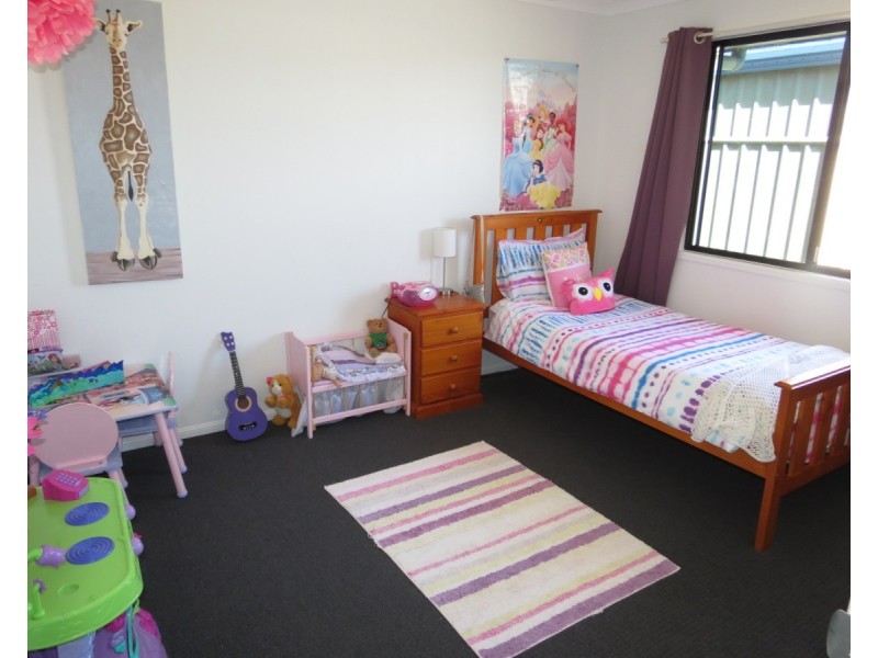 8 Eagle St, Emerald QLD 4720