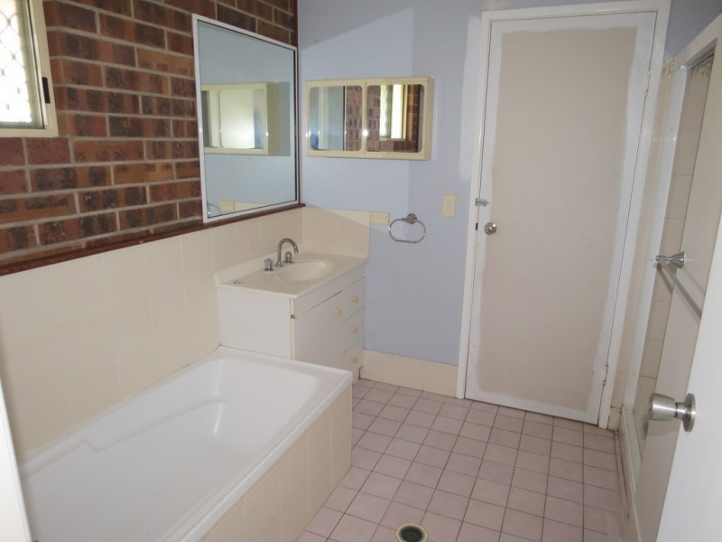 33 Barry Street, Emerald QLD 4720
