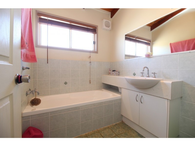 6 Bailey Street, Capella QLD 4723