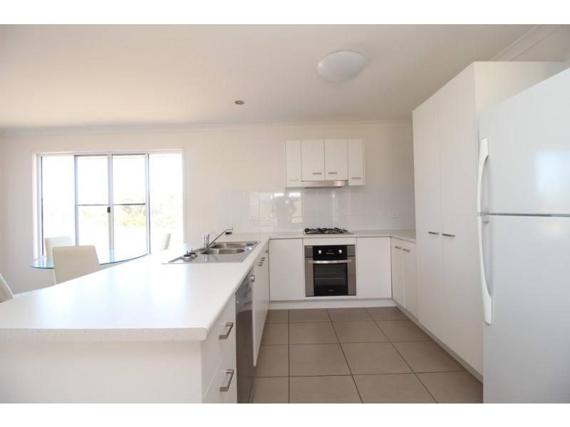 Unit 2/40 Lakeside Drive, Emerald QLD 4720