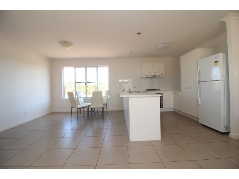 Unit 2/40 Lakeside Drive, Emerald QLD 4720