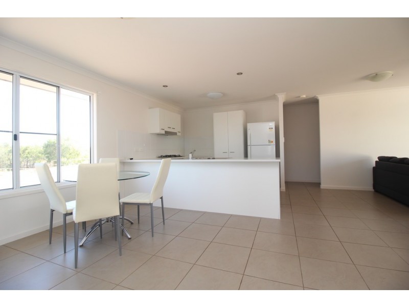 Unit 2/40 Lakeside Drive, Emerald QLD 4720