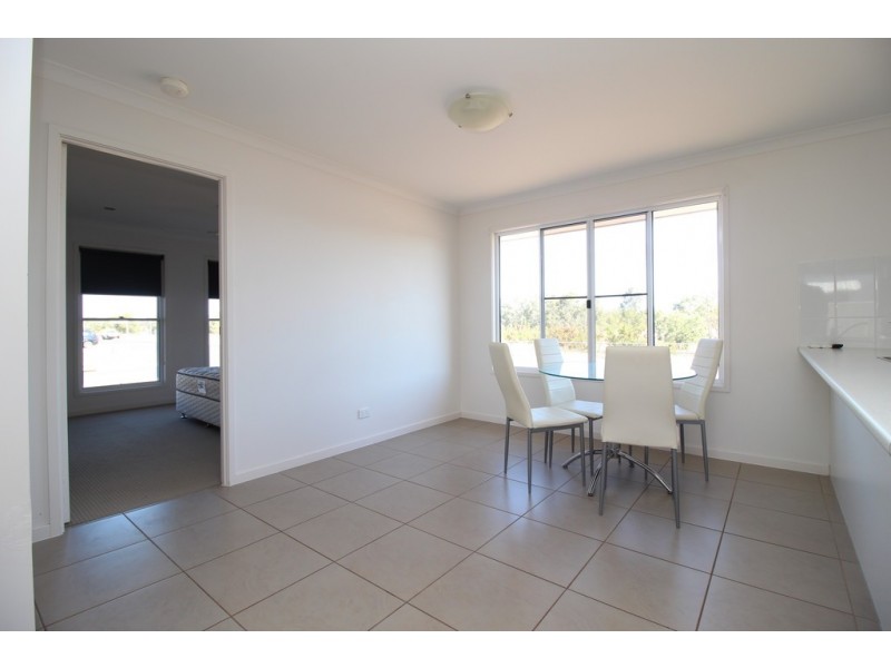 Unit 2/40 Lakeside Drive, Emerald QLD 4720