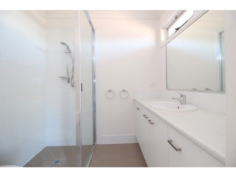 Unit 2/40 Lakeside Drive, Emerald QLD 4720