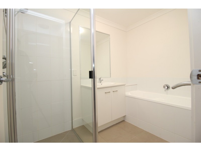 Unit 2/40 Lakeside Drive, Emerald QLD 4720