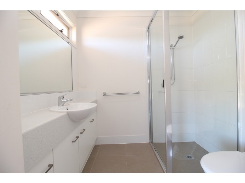 Unit 1/40 Lakeside Drive, Emerald QLD 4720