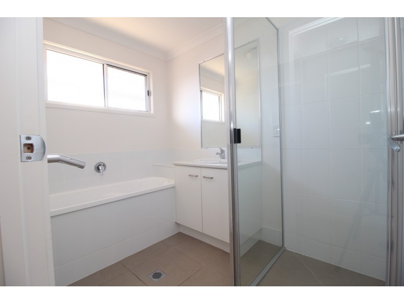 Unit 1/40 Lakeside Drive, Emerald QLD 4720