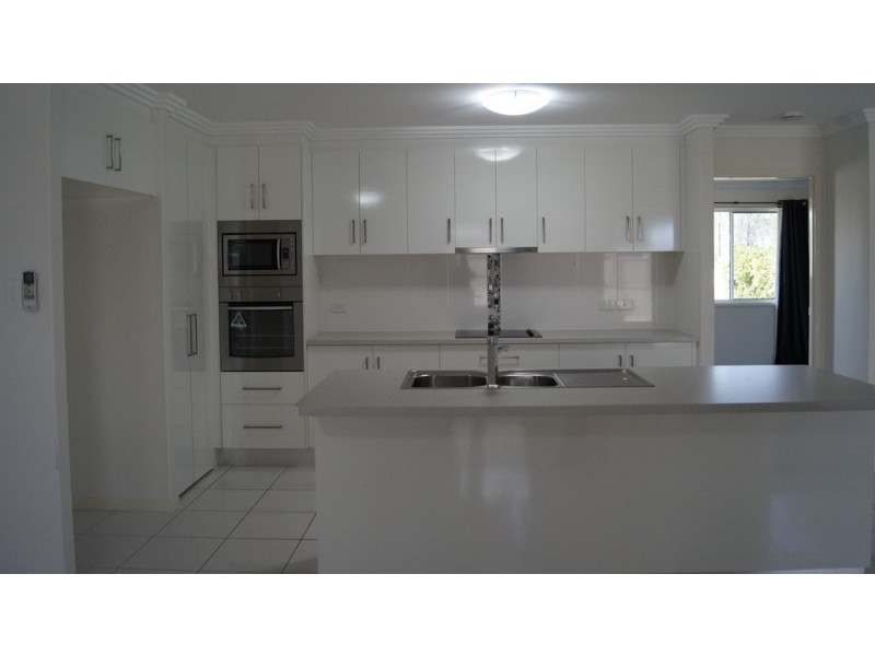 2/11 Rosehill Road, Emerald QLD 4720