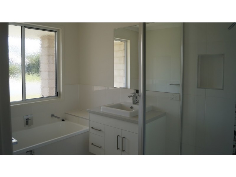 2/11 Rosehill Road, Emerald QLD 4720
