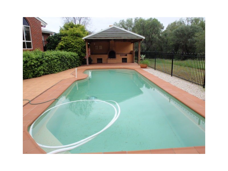 28 Whitchurch Rd, Emerald QLD 4720