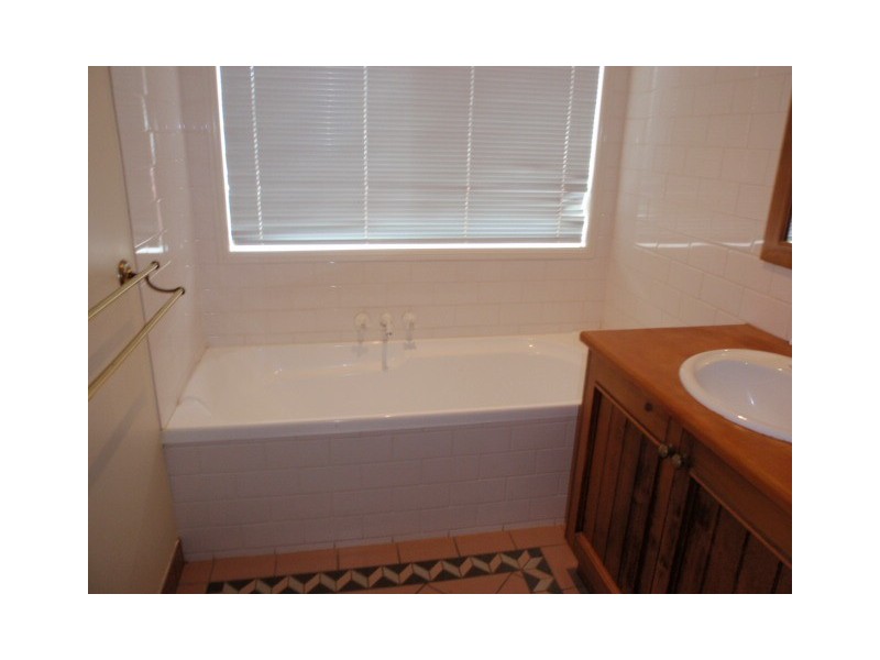28 Whitchurch Rd, Emerald QLD 4720