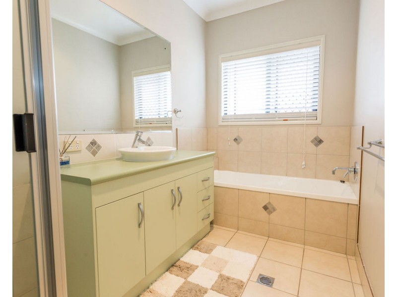17 Callaghan St, Emerald QLD 4720