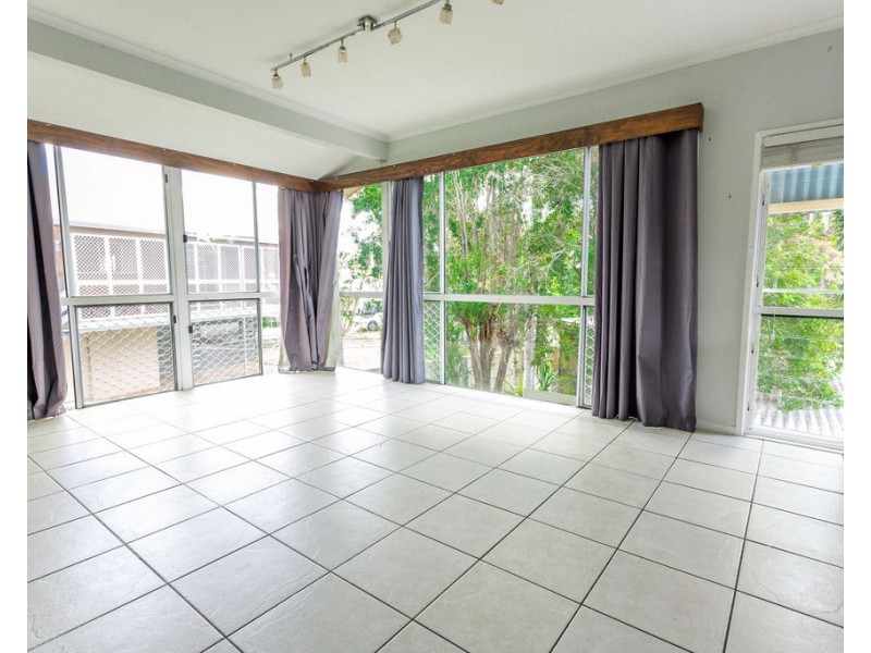 4 Roseanne Rd, Emerald QLD 4720