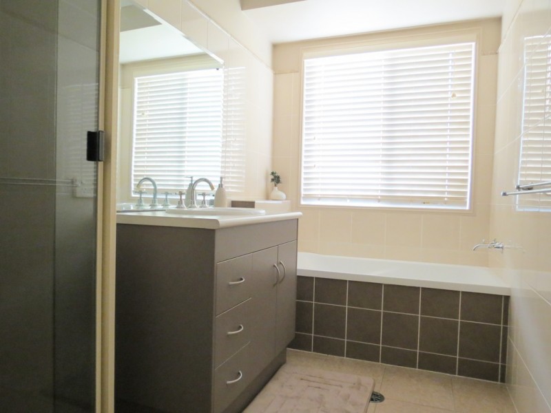 16 Cardinal Drive, Emerald QLD 4720