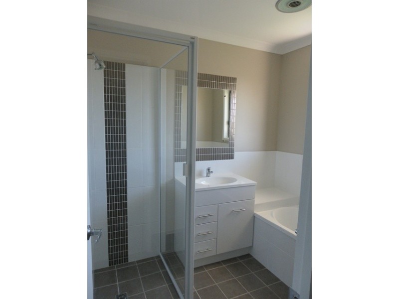 8 Highlands Court, Emerald QLD 4720