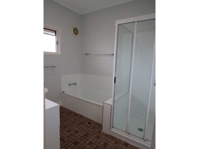 16 Roseanne Road, Emerald QLD 4720